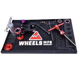 Wheels Manufacturing Tischmatte
